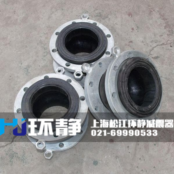 北京市朝陽(yáng)區(qū)<a href=http://m.ipexwireless.com/products/xiangjiaojietou/function/180.html target=_blank class=infotextkey>耐油<a href=http://m.ipexwireless.com target=_blank class=infotextkey>橡膠接頭</a></a>的實(shí)際安裝圖 /></p>要的外事活動(dòng)區(qū)。<br />北京市朝陽(yáng)區(qū)橡膠接頭是一種高彈性、高氣密性，耐介質(zhì)性和耐氣候性的管道接頭。 橡膠接頭采用多層次球體結(jié)構(gòu)，吸振能力強(qiáng)，減振降噪效果好；能承受較高的工作壓力，抗爆力大，彈性足；對(duì)壓縮、拉伸、扭轉(zhuǎn)變形能較好的起到位移補(bǔ)償作用。
北京市朝陽(yáng)區(qū)橡膠接頭的分類方式
1、北京市朝陽(yáng)區(qū)橡膠接頭按連接方式分松套法蘭式、固定法蘭式和螺紋式3種。
2、北京市朝陽(yáng)區(qū)橡膠接頭按結(jié)構(gòu)可分為單球體、雙球體、異徑體、彎球體及風(fēng)壓盤管等5種。
北京市朝陽(yáng)區(qū)橡膠接頭由內(nèi)外層膠、簾布層和鋼絲圈組成管狀橡膠件，經(jīng)硫化成型后再與金屬法蘭或平行接頭松套組合而成。橡膠接頭可降低振動(dòng)及噪聲，并可對(duì)因溫度變化引起的熱脹冷縮起補(bǔ)償作用，廣泛應(yīng)用于各種管道系統(tǒng)。
北京市朝陽(yáng)區(qū)橡膠接頭在利用橡膠的基礎(chǔ)上，其特性與橡膠接頭一樣具有彈性、高氣密性、耐介質(zhì)性、耐候性和耐輻射性等有點(diǎn)，采用高強(qiáng)度、冷熱穩(wěn)定性強(qiáng)的聚酯簾子布斜交與之復(fù)合后，經(jīng)過(guò)高壓、高溫模具硫化而成。管道必須有固定支撐或固定托架，固定托架的力必須大于軸向力。垂直安裝和架空安裝時(shí)產(chǎn)品兩端需安裝相應(yīng)的固定支架和受力支架，以防止工作受壓后拉脫。
橡膠接頭主體采用極性橡膠，能較好地耐熱、耐油、耐腐、耐酸、耐老化。橡膠接頭廣泛應(yīng)用于各類建筑、廠礦、化工、石油等行業(yè)的水暖通風(fēng)管道，給水排水和循環(huán)水管道、冷凍管道、防腐管道、消防、壓縮機(jī)管道。以及實(shí)驗(yàn)室、研究所、船舶、艦艇等設(shè)施上，用來(lái)防護(hù)和治理系統(tǒng)管道工程隔振降噪，位移補(bǔ)償。
環(huán)靜<a href=http://www.jianzhenqi.xin target=_blank class=infotextkey>減震器</a>管道設(shè)備有限公司專業(yè)生產(chǎn)橡膠接頭，有著豐富的經(jīng)驗(yàn)，優(yōu)良的設(shè)備，歡迎您的選購(gòu)。環(huán)靜管道作為專業(yè)的<a href=http://m.ipexwireless.com target=_blank class=infotextkey>橡膠接頭廠家</a>，生產(chǎn)和供應(yīng)橡膠接頭型號(hào)有三十多種，并且橡膠接頭規(guī)格齊全，從而能夠?yàn)槎喾N管道口徑的安裝環(huán)境做配套。歡迎大家來(lái)電咨詢和選購(gòu)，聯(lián)系電話021-69990533.<h3>零部件材料</h3>
<table cellspacing=